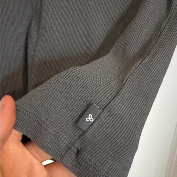 ARITZIA TNA Women's Charcoal Gray T-Shirt Top - Picture 4 of 11